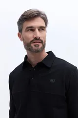 Remera polo de manga larga color bordó, confeccionada en algodón. Presenta cuello clásico con cierre de botones y detalle de logo bordado en el pecho.