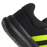 Championes Adidas Lite Racer 4.0 de diseño liviano, confeccionados en malla transpirable. Presentan mediasuela con tecnología Cloudfoam para mayor amortiguación y suela de goma resistente. El diseño es negro con las tres tiras laterales y detalle en la lengüeta en color amarillo neón.