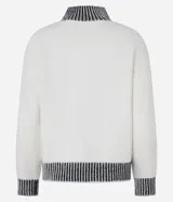 Suéter de punto pesado color blanco con cuello alto, puños y ruedo acanalados en contraste con rayas negras. Presenta diseño de hombros caídos y manga larga.