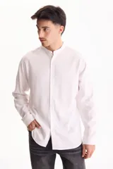 Camisa de lino blanca de manga larga, con cuello mao y cierre frontal de botones.