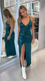 Vestido largo verde esmeralda con lentejuelas, escote en V cruzado, tirantes finos, drapeado frontal y tajo pronunciado en la pierna.