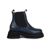 Bota de cuero azul con laterales de piezas elásticas negras y plataforma dentada negra.