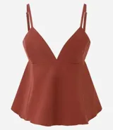 Blusa corta color terracota, con escote en V, breteles finos ajustables y detalle peplum en el dobladillo. Presenta aberturas en la espalda.