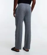Pantalón de pijama masculino de franela con estampado de cuadros grises y negros, cintura elástica y lazo ajustable.
