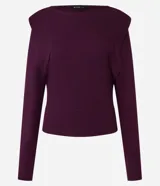 Blusa color borgoña de crepé, con cuello redondo, detalle de recorte en la sisa y manga larga.