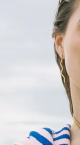Aros colgantes plateados con forma de onda.