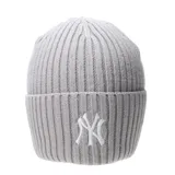 Gorro de lana gris con el logo de los New York Yankees bordado en blanco en el frente.