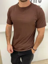 Remera de manga corta y cuello redondo, color marrón chocolate, de corte clásico.