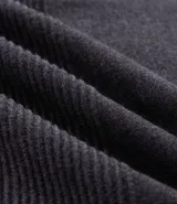 Suéter de punto para hombre con cuello redondo y manga larga. Presenta un diseño combinado con una parte superior lisa y una parte inferior con canalé texturizado horizontal. Marca Marfinno.