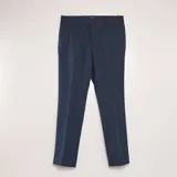 Pantalón de vestir de corte slim en color azul marino, con cierre de botón y cremallera, trabillas para cinturón y bolsillos laterales.