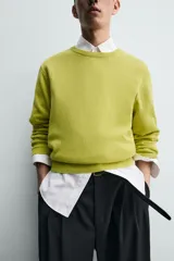 Sweater de punto regular fit, color verde, con cuello redondo y manga larga. Puños y dobladillo en rib.