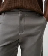Bermuda masculina de sarga color beige con corte recto, bolsillos funcionales y trabillas para cinturón.