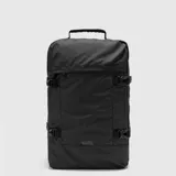 Mochila de viaje color negro con diseño minimalista, cuenta con correas de compresión laterales, compartimentos internos amplios, espalda y correas acolchadas para mayor comodidad.