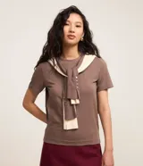 Remera básica de corte ajustado, color rosado, con mangas cortas y cuello redondo. Confeccionada en tejido de ribana lisa.
