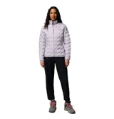 Campera técnica Columbia con tecnología de sellado térmico, diseño acolchado con patrón geométrico, cierre frontal completo, cuello alto y bolsillos laterales con cierre.