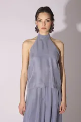 Blusa sin mangas color gris azulado, con cuello alto y escote halter.