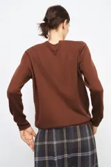 Chaqueta tipo cárdigan de lana, color beige, con escote en pico, manga larga y cierre frontal con botones.