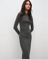 Vestido midi de punto color gris oscuro, de manga larga y silueta ajustada.