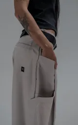 Pantalón de estilo sastrero con calce amplio y pierna recta. Presenta un tablón frontal que aporta estructura y bolsillos laterales de terminación limpia.