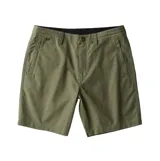 Bermuda verde militar de corte recto, con bolsillos laterales y traseros, ideal para viajes y uso diario.