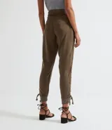 Pantalón jogger liso color verde oliva, con bolsillos laterales y ajuste en los tobillos.