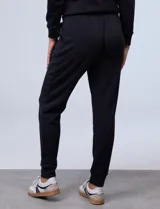 Pantalón tipo jogger de la marca Match Fit, con cintura elástica ajustable mediante cordón, bolsillos laterales y puños elásticos en los tobillos.