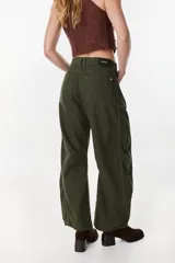 Pantalón de denim tipo jean color verde militar, de tiro medio y corte holgado con diseño wide leg.