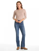 Jean de corte recto y tiro medio, confeccionado en denim azul con efecto lavado. Presenta cierre frontal con botón, pasadores para cinturón y diseño clásico de cinco bolsillos.