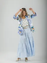 Falda larga de algodón color negro, con corte campesino y diseño escalonado.