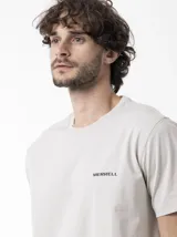 Remera de manga corta Merrell color gris claro, con cuello redondo y logo pequeño estampado en el pecho.