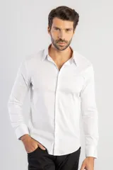 Camisa de manga larga en color blanco, de corte clásico y estructurado con cuello camisero y cierre frontal de botones.