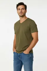 Remera de algodón de corte slim fit, con cuello en V y mangas cortas.
