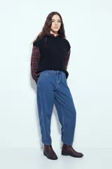 Pantalón de denim con corte barrel, de silueta relajada y tiro medio, en color gris lavado.