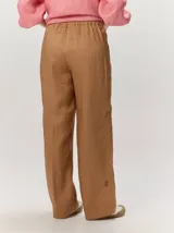Pantalón azul de corte recto y amplio, con estampado de rayas verticales sutiles, tiro alto y cintura elástica fruncida.