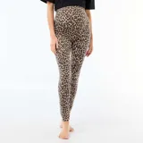 Legging de tiro alto con estampado animal print de leopardo, confeccionado en tejido elástico ajustado al cuerpo.