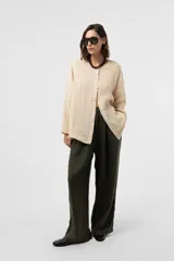 Pantalon de lino verde militar, de calce relajado y pierna amplia, con cintura elastizada, boton delantero y pinzas en el frente.