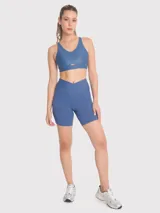 Calza corta tipo biker de tiro alto con pretina en V, color azul. Confeccionada en tejido técnico con bandas de silicona internas para mayor sujeción.