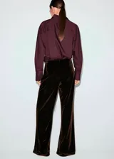 Pantalón wide leg de terciopelo marrón, de tiro medio con cintura elástica sin cierre y diseño largo fluido.