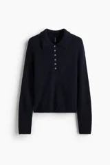 Buzo azul marino de punto suave con lana, corte entallado, cuello camisero, tapeta de botones y remate acanalado en puños y bajo.