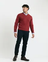 Sweater de punto color ladrillo con cuello en V y mangas largas.