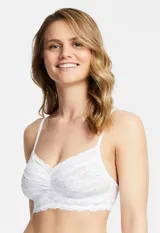 Bralette de encaje floral color lila, marca Montelle. Sin aro ni relleno, con forro interno de microtul elastizado. Breteles regulables y cierre trasero de tres posiciones.