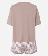 Conjunto de pijama compuesto por una remera de algodón color beige con estampado frontal místico y un short con estampado de cuadros vichy, cintura elástica y detalle de encaje en el ruedo.