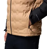 Campera técnica con capucha, diseño bicolor en negro y beige. Cuenta con cierre frontal completo, bolsillos laterales con cremallera y tecnología de aislamiento térmico. Presenta construcción sellada sin costuras y logo de la marca estampado en el pecho.