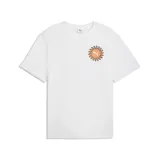 Remera de corte relajado color blanco, con cuello redondo y manga corta. Presenta un estampado gráfico en el pecho que representa un sol con el logo de Puma en el centro.