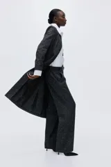 Pantalón sastrero de tiro alto color gris oscuro, con cierre, botón oculto y corchetes. Incluye bolsillos al bies, bolsillos decorativos en la parte trasera y piernas rectas con pliegues delanteros y traseros.