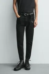 Jeans skinny cropped fit de corte ajustado y tiro medio, con diseño de cinco bolsillos y efecto lavado.