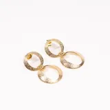 Par de aros colgantes dorados con dos aros entrelazados.