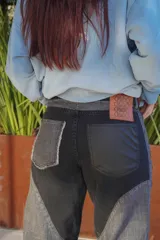 Pantalón de jean bicolor, con tono oscuro en la parte superior y lavado claro en las piernas. Corte recto y pierna ancha con costuras curvas.