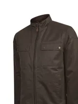 Chaqueta estilo motociclista en color marrón, con cuello mao, cierre frontal completo, dos bolsillos superiores con solapa y botones a presión, y forro interior acolchado.