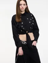Camisa cropped negra de algodón con botones frontales, lazos para atar en la cintura, elástico en el bajo y apliques de pedrería.